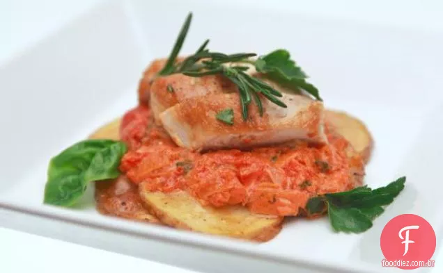 Frango e batata Napoleão com molho picante de tomate Sambal