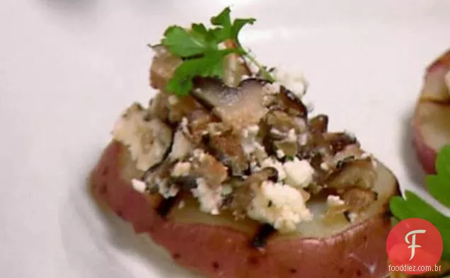 Batatas novas grelhadas com cogumelos Shiitake, chalotas e queijo de cabra