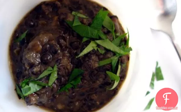 Sopa De Lentilha Preta Com Pimenta Preta E Sementes De Cominho
