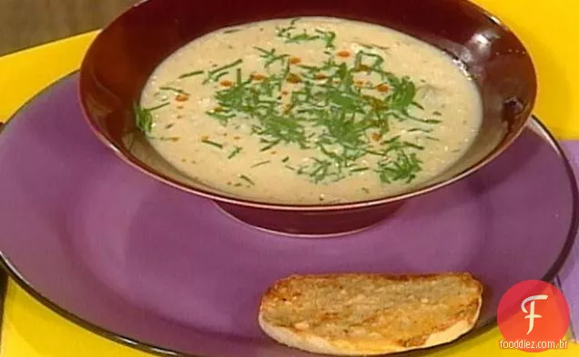 Sopa de couve-flor e fermento de alho e queijo