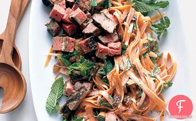 Salada de cordeiro marroquina com cenoura e hortelã