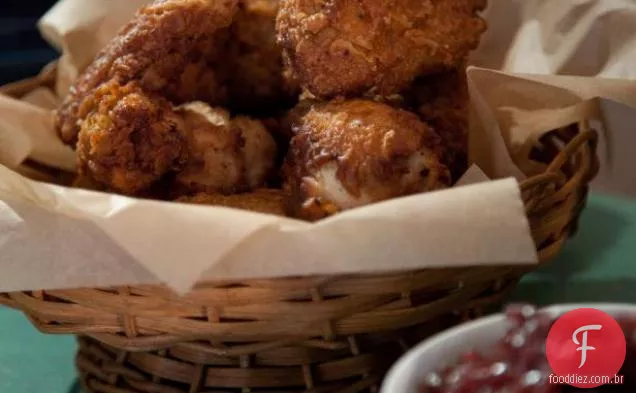 Frango frito em uma cesta