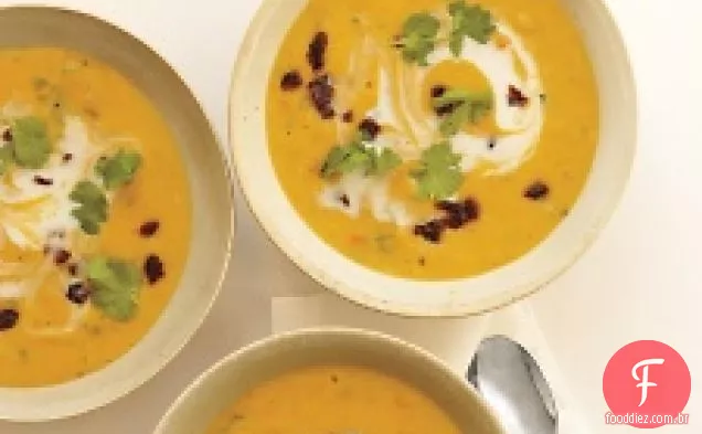 Sopa de lentilha vermelha com cerejas secas e coentro