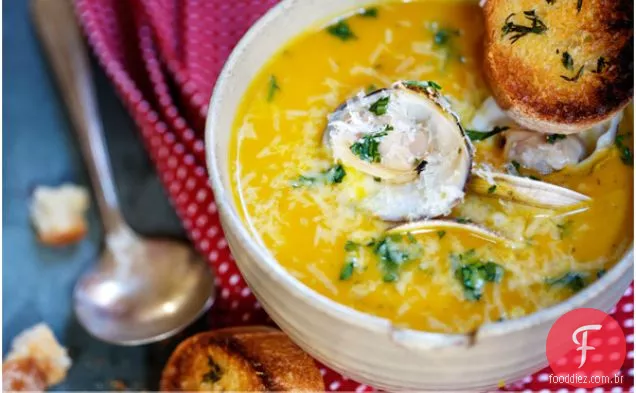 Sopa de abóbora de inverno com lentilha vermelha, leite de coco e amêijoas