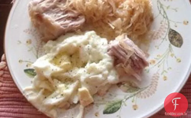 Carne de porco assada com maçãs, cerveja e chucrute