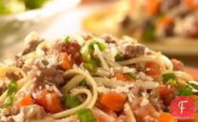 Linguine com molho de carne saboroso
