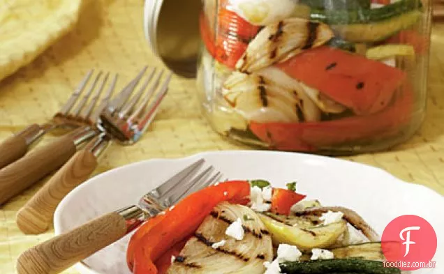 Salada de legumes grelhada com queijo de cabra