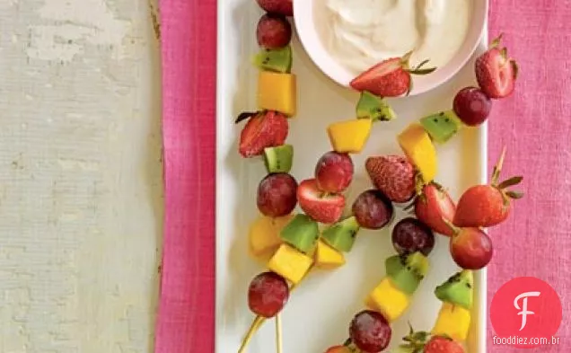 Espetos De Frutas Congeladas Com Molho De Mel E Iogurte