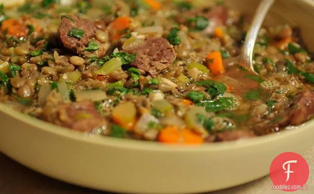 Sopa de lentilha e salsicha para uma noite fria de Inverno