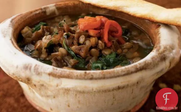 Sopa de lentilha e espinafre com pimenta vermelha assada e melaço de romã
