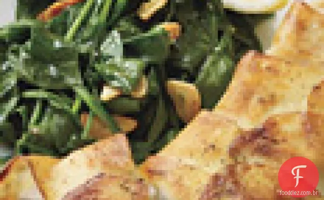 Alabote embrulhado em batata com espinafre salteado