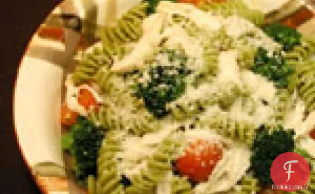 Frango, brócolis e tomate cereja Fusilli