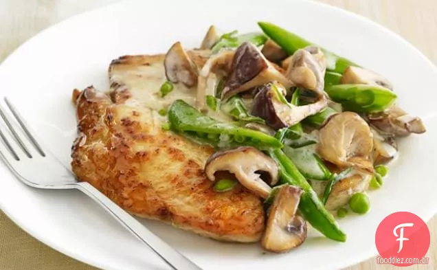 Frango com cogumelos cremosos e ervilhas