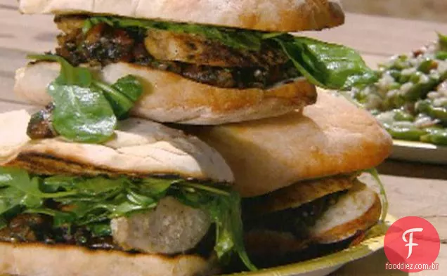 Sanduíche de frango grelhado com vinagrete de cogumelos grelhados