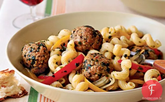 Macarrão com almôndegas de salsicha, pimentão e cebola