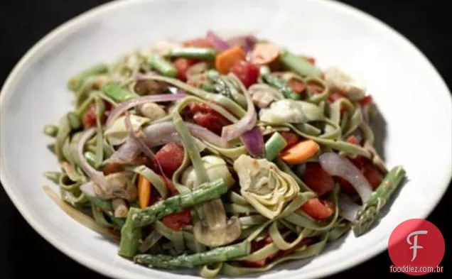 Espinafre Fettuccine com legumes salteados, Corações De Alcachofra e mussarela desfiada