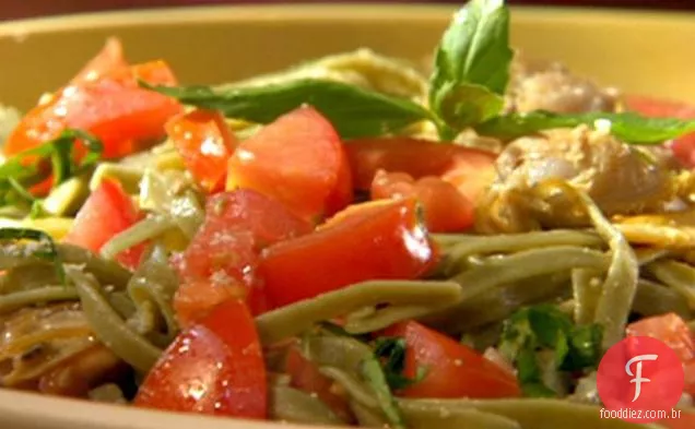 Espinafre Fettuccine com molho de manteiga de Molusco e tomates em cubos