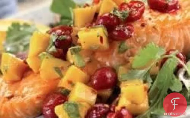 Salmão caramelizado com salsa cereja