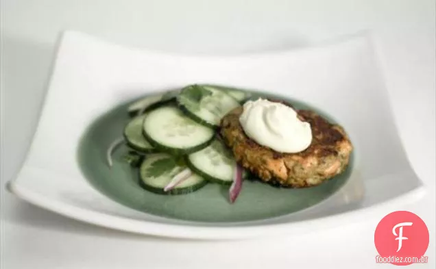 Bolos de salmão asiáticos com creme de gergelim e Wasabi