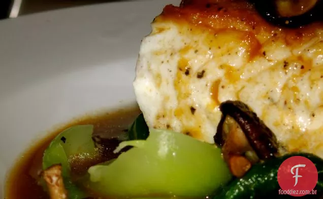 Alabote assado na panela em caldo Dashi com cogumelos Bok Choy e Baby Shitake