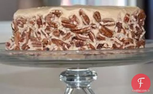 Bolo de caramelo com cobertura de nozes de caramelo