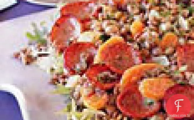 Kielbasa e salada de lentilha com molho quente de mostarda e erva-doce