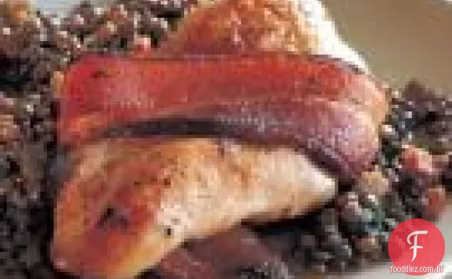 Peitos de frango embrulhados em Bacon com salada de lentilha quente