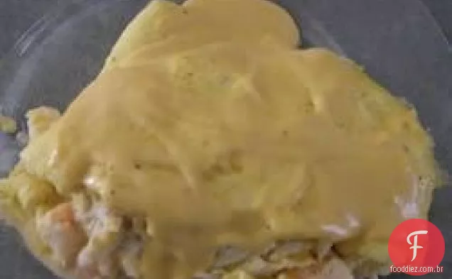 Omeletes de frutos do mar com molho de queijo cremoso