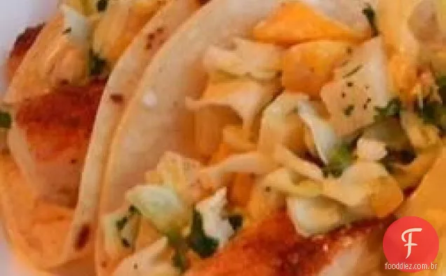 Tacos de peixe fáceis Com Manga-Pineapple Slaw