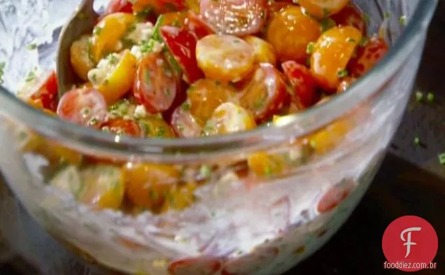 Tomate cereja com molho de queijo azul leitelho