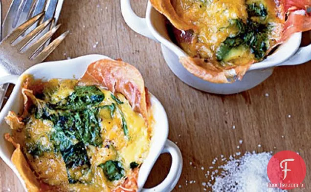 Tortas individuais de Prosciutto e espinafre