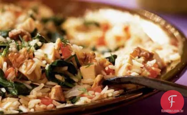 Pilaf com frango, espinafre e nozes