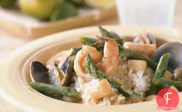 Frutos do mar em Curry vermelho com arroz pegajoso