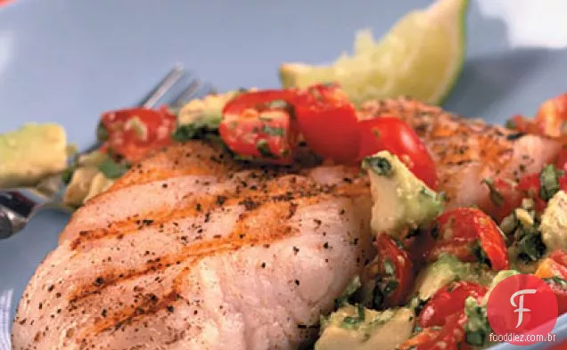 Grelhado Linguado com molho de Tomate-Abacate e Salsa