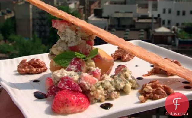 Pêssegos escalfados de verão com Salada De Morango Stilton