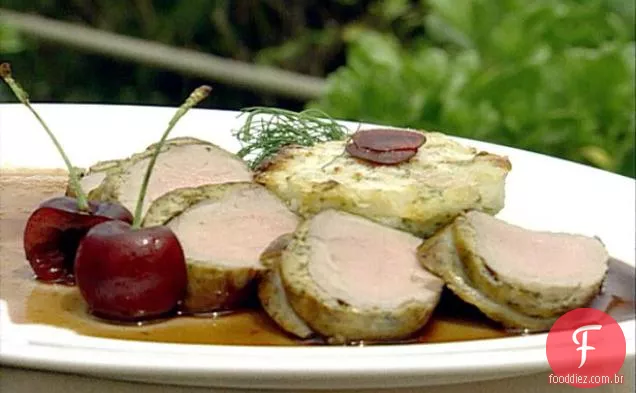 Lombo de vitela com crosta de erva e raiz de aipo e pêra Sformato com molho de cereja