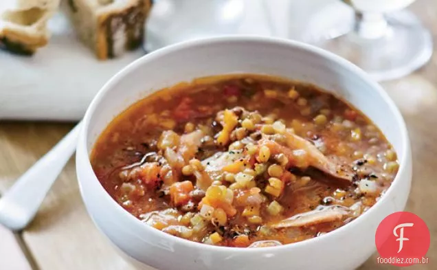 Sopa de lentilha com peru defumado