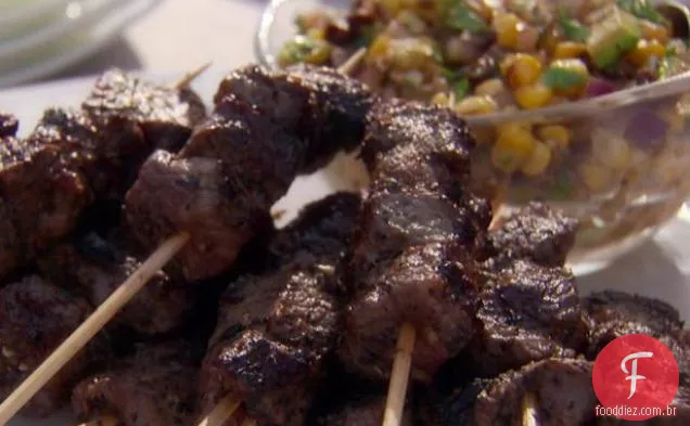 Espetos de carne grelhada com sabor de tomate seco ao sol