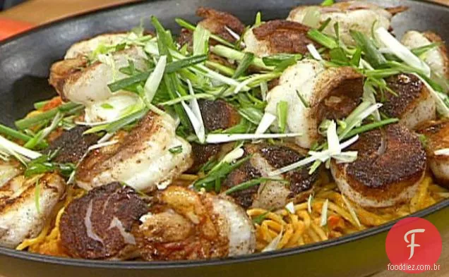Macarrão de Curry de abóbora e amendoim com vieiras e camarões com cinco especiarias