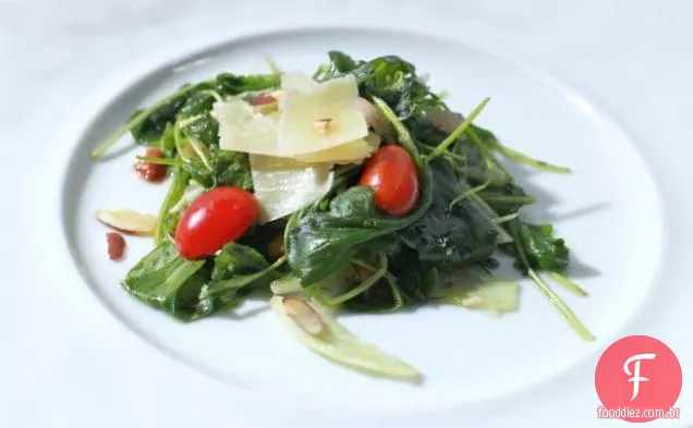 Salada de rúcula e erva-doce com vinagrete de erva-limão