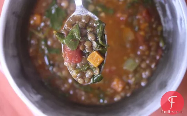 Sopa De Lentilha E Espinafre À Noite De Outubro