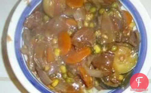 Ensopado de legumes e carne assado