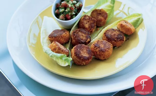 Lentilha vermelha Köfte com salada de tomate e pepino