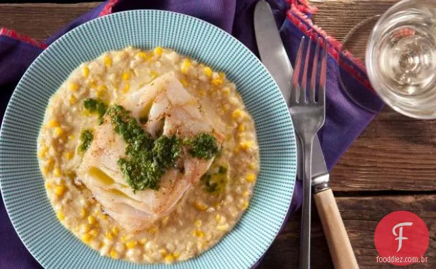 Pan grelhado Bacalhau do Pacífico com vinagrete de coentro e milho creme de leite