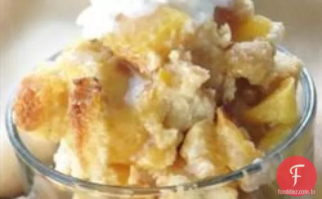 Pudim de pão pêssego com molho de caramelo