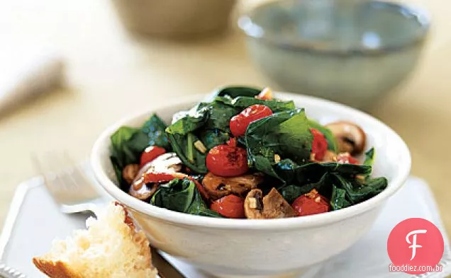 Salada de couve com tomate assado, Bacon e cogumelos