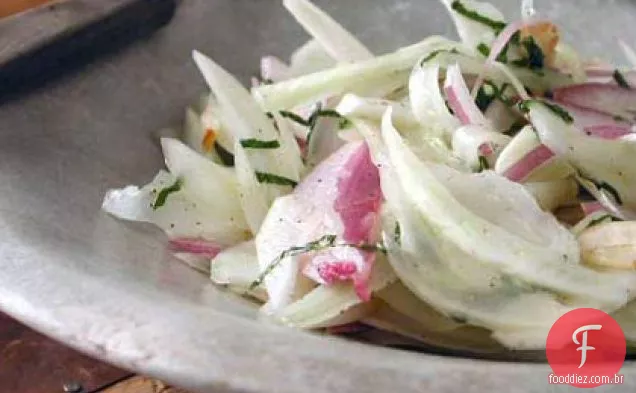 Salada de erva-doce raspada com amêndoas e hortelã