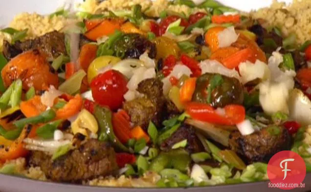 Shish Kabob com molho de iogurte e cuscuz de limão e azeitona