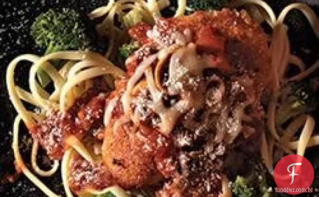 Parmesão de frango com Linguine e brócolis