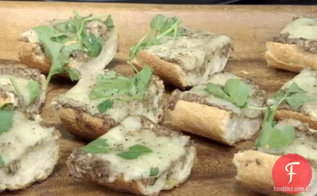 Pizza de pão francês grelhado com Pesto de cogumelos e queijo Fontina
